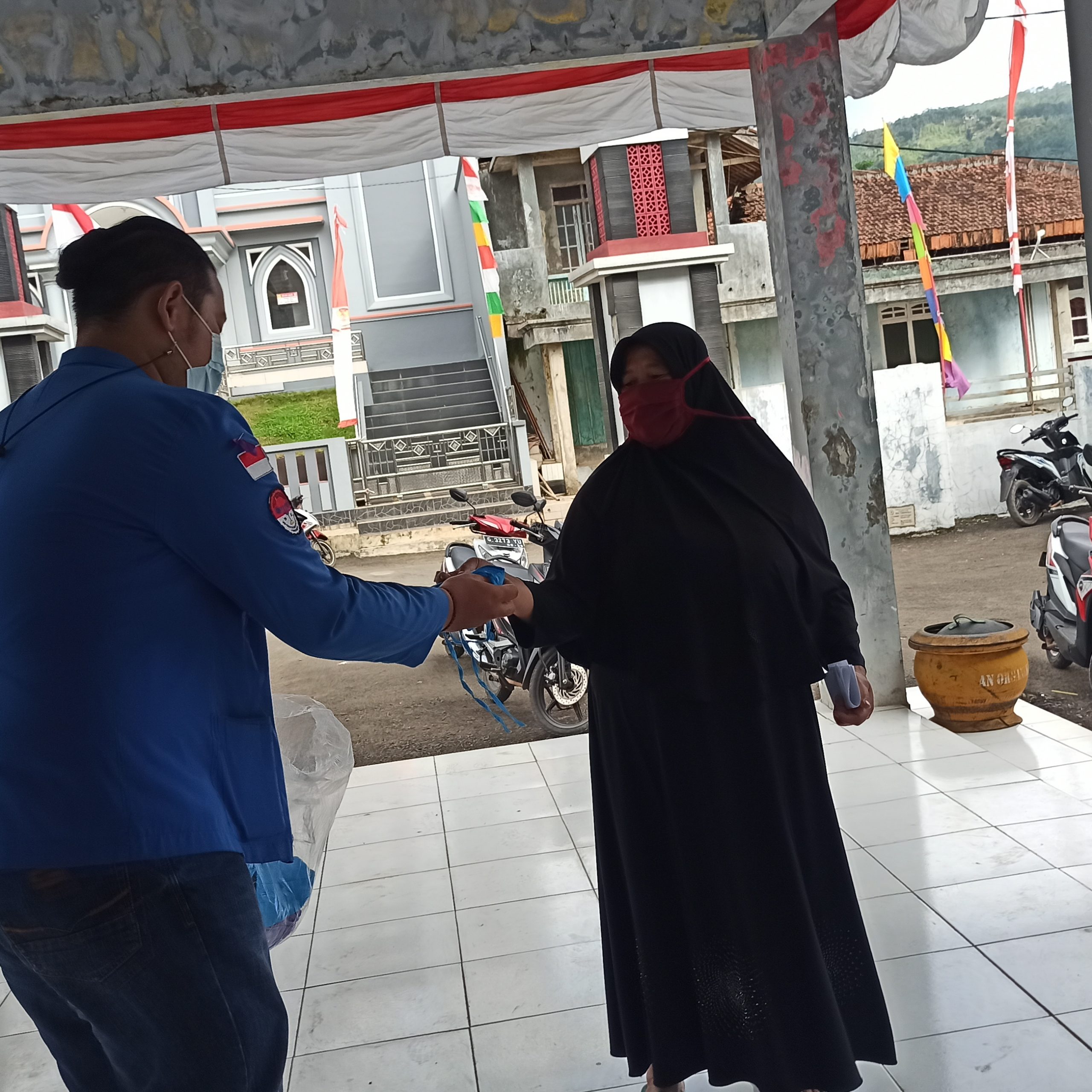 Pembagian masker kain kepada warga Desa Tembongraja oleh mahasiswa KKN UMP