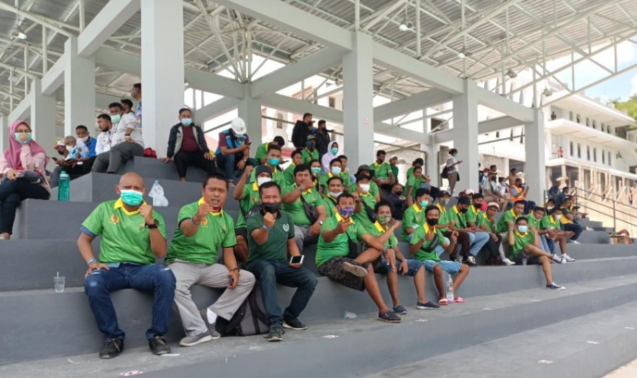 Bonek Jayapura memberikan semangat kepada atlet tenis lapangan asal Jawa Timur di PON XX Papua - Humas PB PON/Ramah
