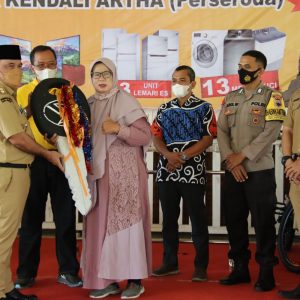 Wabup Kendal WSB (kiri) menyerahkan hadiah utama pada pemenang