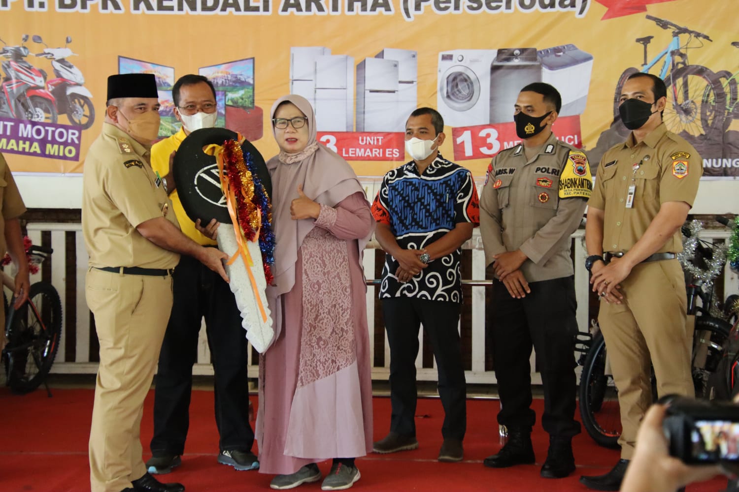 Wabup Kendal WSB (kiri) menyerahkan hadiah utama pada pemenang