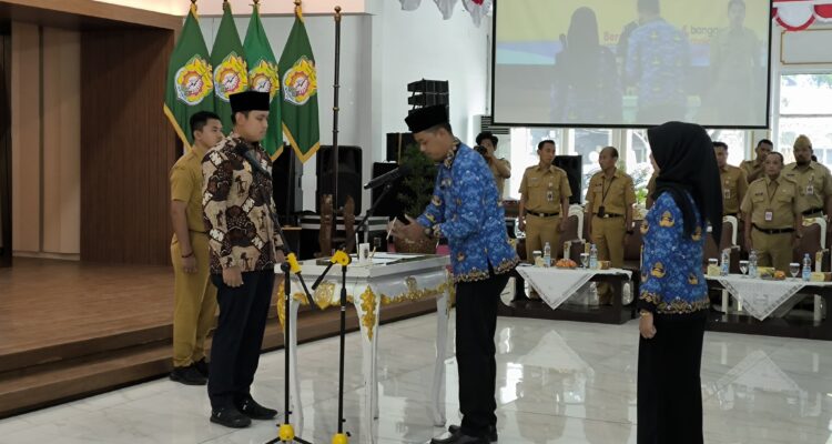 Bupati Kendal, Dico Ganinduto melantik dan mengambil sumpah jabatan fungsional