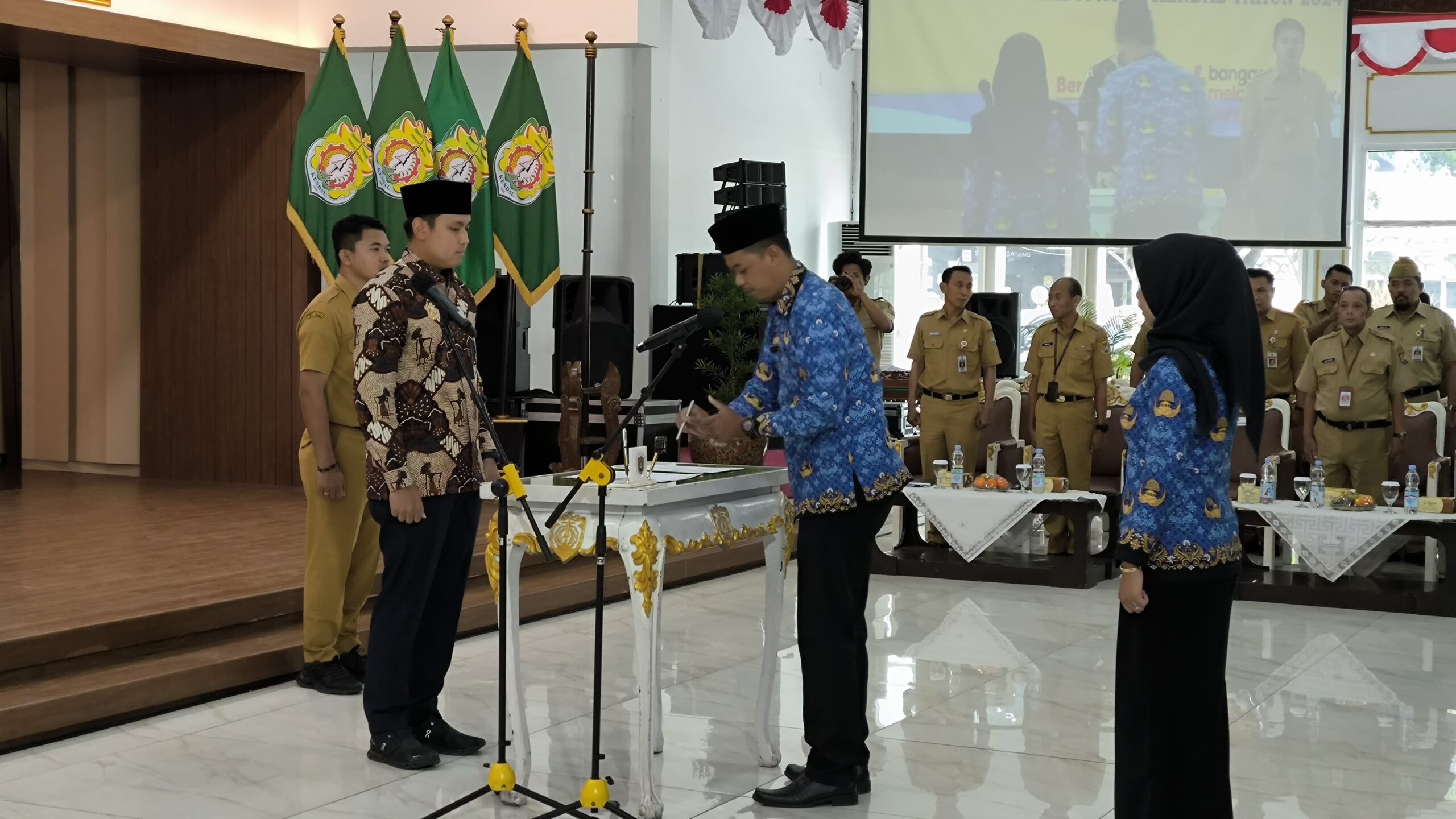 Bupati Kendal, Dico Ganinduto melantik dan mengambil sumpah jabatan fungsional