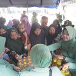 warga semangat mengantri untuk membeli sembako dalam pasar murah yang digelar oleh Kodim 0715/Kendal
