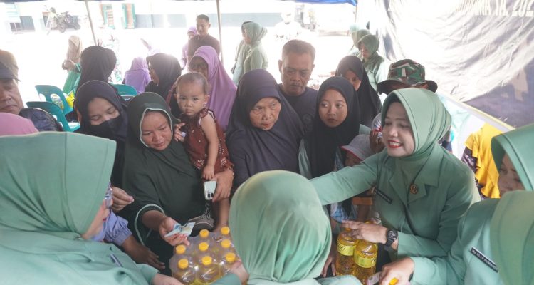 warga semangat mengantri untuk membeli sembako dalam pasar murah yang digelar oleh Kodim 0715/Kendal