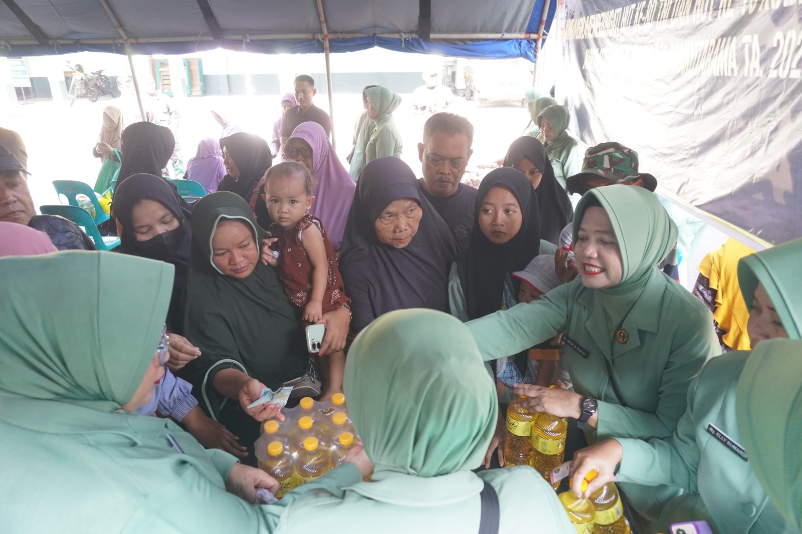 warga semangat mengantri untuk membeli sembako dalam pasar murah yang digelar oleh Kodim 0715/Kendal