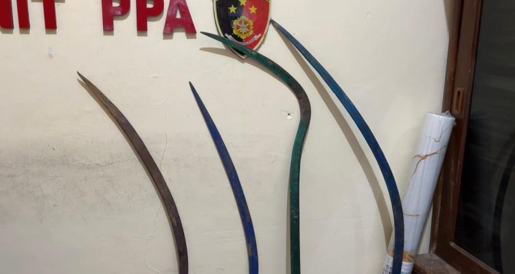 Barang bukti Senjata Tajam yang akan digunakan tawuran 