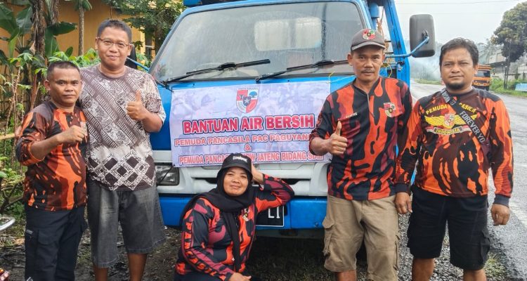 Tim Pemuda Pancasila PAC Paguyangan Salurkan Bantuan Air Bersih untuk Warga Terdampak Banjir Bandang di Desa Kalierang, Bumiayu