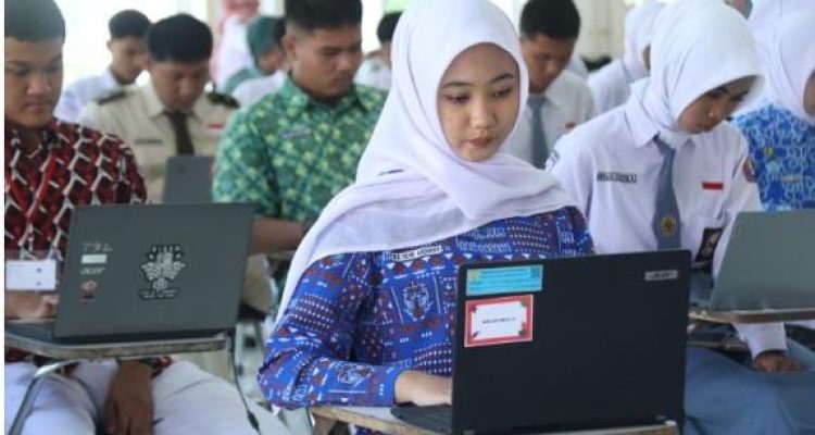 Para siswa menengah atas di Kendal ikuti seleksi tes CAT Pancasila dan Wawasan Kebangsaan dalam rangka pembentukan Pasukan Pengibar Bendera Pusaka (Paskibraka) Kabupaten Kendal