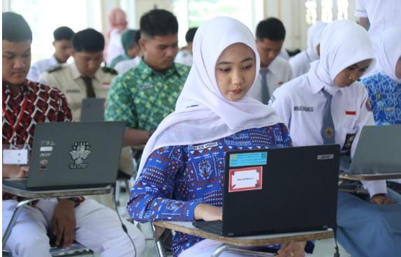 Para siswa menengah atas di Kendal ikuti seleksi tes CAT Pancasila dan Wawasan Kebangsaan dalam rangka pembentukan Pasukan Pengibar Bendera Pusaka (Paskibraka) Kabupaten Kendal